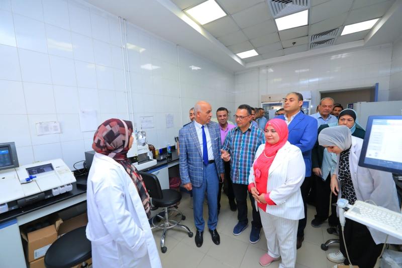 رئيس جامعة كفر الشيخ يتابع سير العمل بالمستشفى الجامعي.. صور