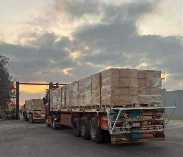 135 شاحنة مساعدات تعبر رفح إلى كرم أبو سالم دعما لغزة