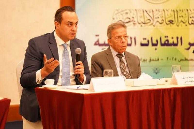 رئيس الرعاية الصحية يُلقي محاضرة تعريفية بامتيازات الأطباء بمنظومة التأمين الشامل