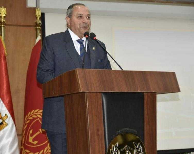 محافظ بورسعيد يوجه بسرعة تسليم الكتب الدراسية للطلاب قبل انطلاق العام الدراسي الجديد