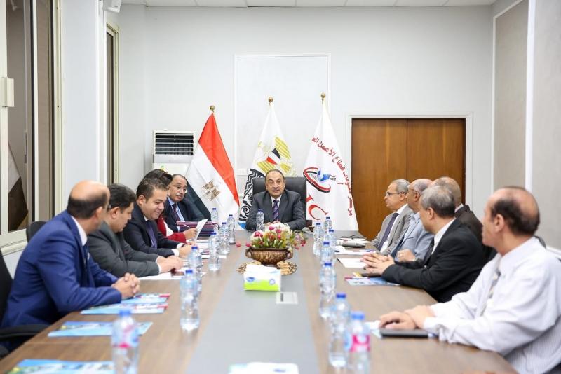 المهندس محمد شيمي يزور مركز معلومات قطاع الأعمال العام ويوجّه بوضع استراتيجية شاملة للنهوض بأدائه