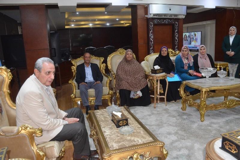 محافظ الغربية يسلم عقود 120 وحدة سكنية جديدة لأهالي أبو شاهين.. صور