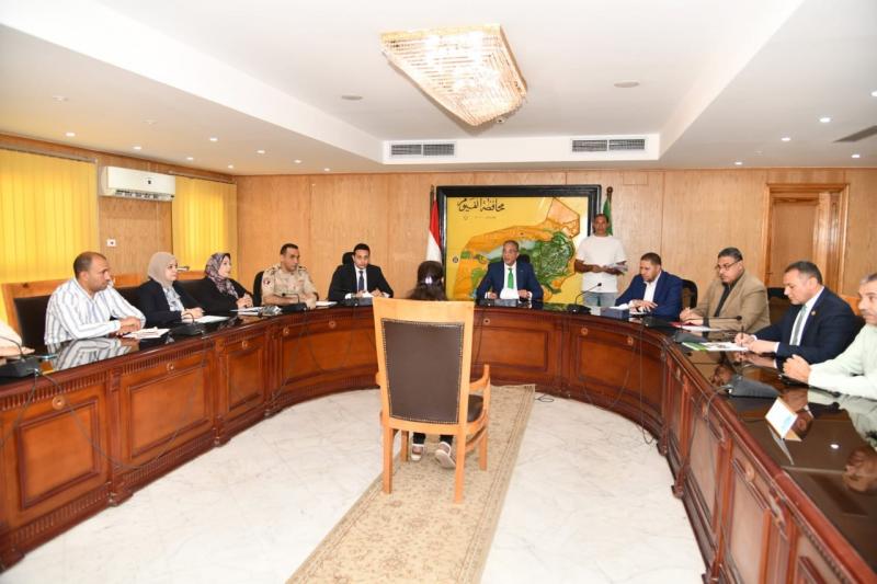 محافظ الفيوم يكلف المسئولين بتوفير مشروعات تنموية وفرص عمل بالقطاع الخاص للشباب