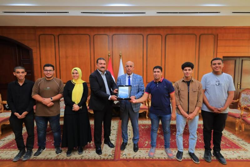 رئيس جامعة كفر الشيخ يكرم الطلبة الفائزين في الملتقى القمي الأول للابتكار