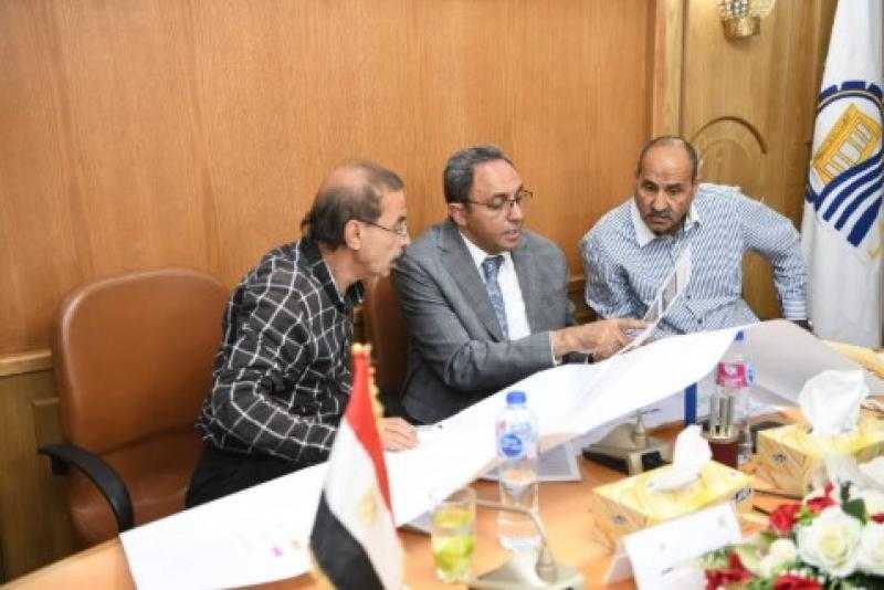 محافظ قنا يبحث حلولا عاجلة لمعالجة النقاط السوداء على الطرق للحد من الحوادث