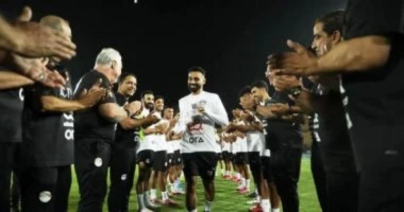 ممر شرفي من منتخب مصر لمحمد صلاح أفضل لاعب في إنجلترا