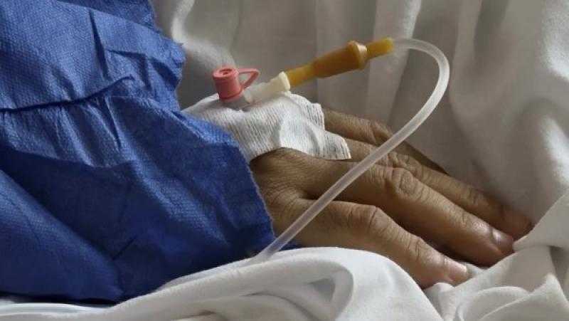 زوجة سامح حسين توجّه رسالة طمأنة لجمهوره بصورة من داخل المستشفى