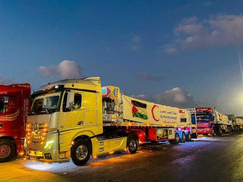 الهلال الأحمر المصري: 2700 طن مساعدات عبر قافلة «زاد العزة» الـ 29 إلى غزة| صور