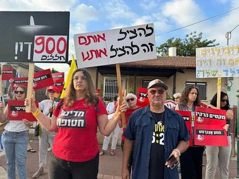 عائلات المحتجزين تحتج حول منزل نتنياهو.. إشعال النيران بحاويات القمامة وسيارة