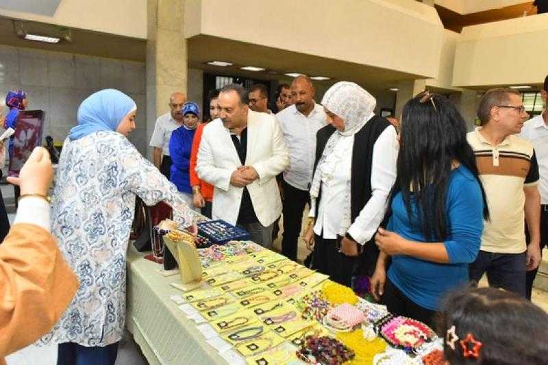 محافظ أسيوط يتفقد معرض بأيدينا نصنع ضمن مبادرة تأهيل الشباب والفتيات على الحرف اليدوية وريادة الأعمال