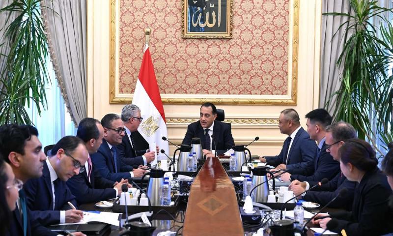 رئيس الوزراء يلتقي رئيس شركة ”إيليت سولار” الصينية المُصنعة لمكونات محطات الطاقة الشمسية والرياح