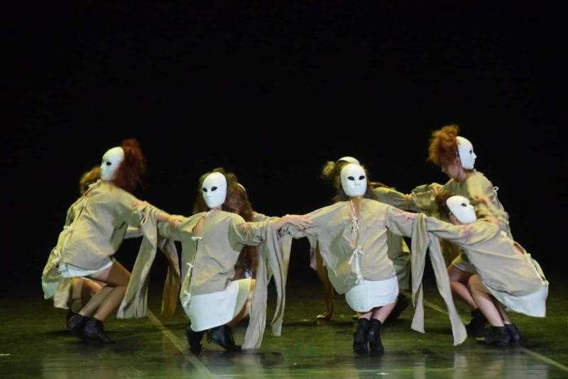 التعبير الحركي والجوانب الإنسانية يسيطران على عروض رومانيا وإيطاليا والبحرين من المهرجان التجريبي