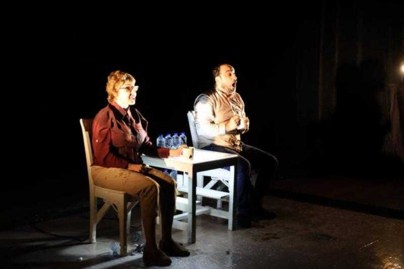 عرض قهوة ساخنة يجسد معاني إعادة تعريف العلاقات بمهرجان القاهرة الدولي للمسرح التجريبي