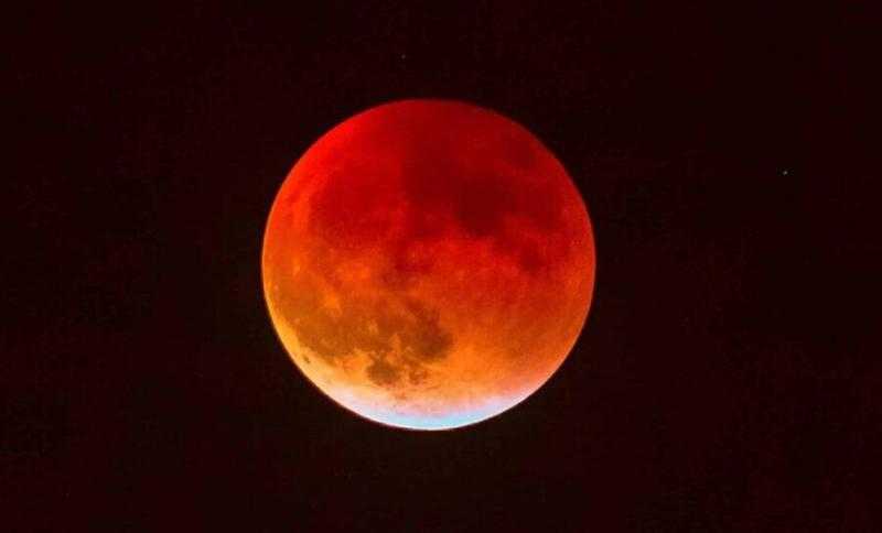 «فرانس 24»: العالم على موعد مع كسوف كلي وقمر دموي.. الأحد المقبل