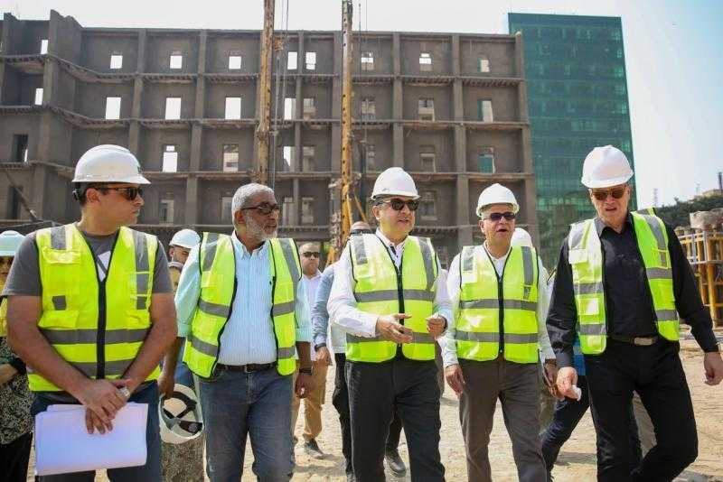 وزير قطاع الأعمال العام يتفقد مشروع إحياء فندق الكونتيننتال التاريخي بوسط القاهرة