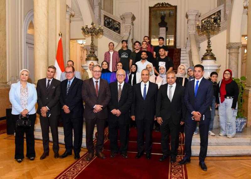 بدر عبد العاطي يستقبل أوائل الثانوية العامة بمقر الخارجية| صور