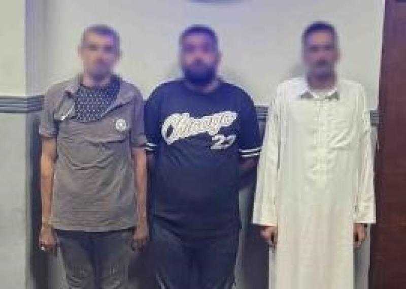 ضبط المتهمين بالتعدي على شخص داخل كافية في الإسكندرية