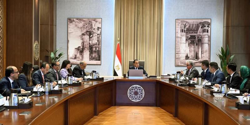 رئيس الوزراء يلتقي مسئولى شركة ” صن ريف سولار” الصينية المتخصصة في إنتاج مكونات الطاقة المتجددة