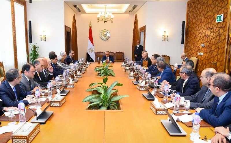 وزير الخارجية يجتمع مع قيادات الوزارة لمتابعة تطوير العمل والأداء المؤسسي