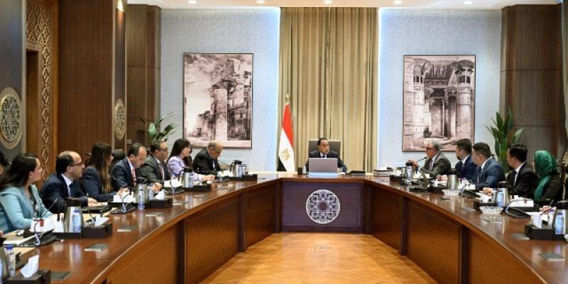 رئيس الوزراء يلتقي مسؤولي شركة صن ريف سولار الصينية المتخصصة في إنتاج مكونات الطاقة المتجددة