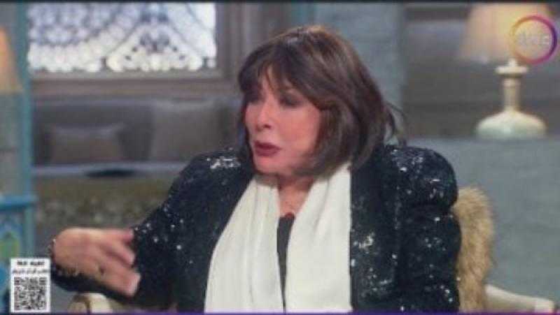 سر شغفها بالقراءة والكتابة.. لبنى عبدالعزيز تروي كيف غرس والدها حب الأدب في قلبها