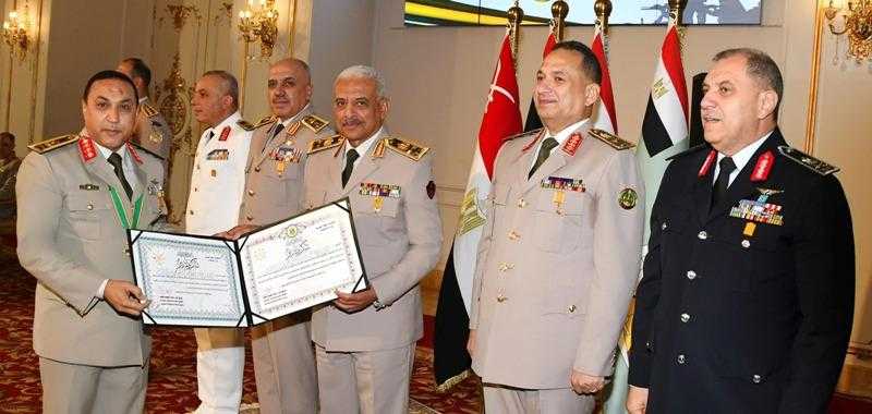 وزير الدفاع يكرم القادة العسكريين الذين أوفوا العطاء بالقوات المسلحة
