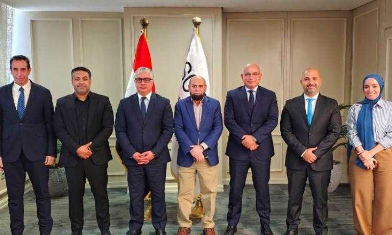 باستثمارات 35.2 مليون دولار.. رئيس اقتصادية قناة السويس يوقع عقد مشروع باكستاني للملابس الرياضية