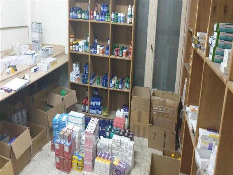 تموين سوهاج يضبط 8060 علبة دواء ومشروبات غازية مجهولة المصدر داخل مخزن