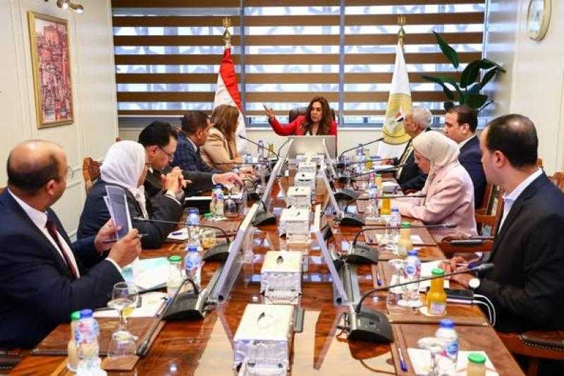 وزيرة التنمية المحلية تبحث الاستفادة من الخدمات التمويلية والمنتجات التأمينية بالمحافظات