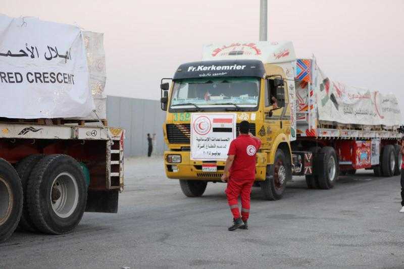 الهلال الأحمر المصري: 2800 طن مساعدات إنسانية وبترولية بقافلة «زاد العزة» إلى غزة