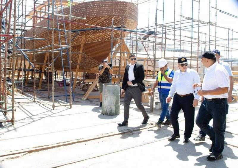 خلال جولته بمصنع مصر لبناء القاطرات.. الفريق أسامة ربيع يتابع مستجدات أعمال بناء ٨ قاطرات بحرية