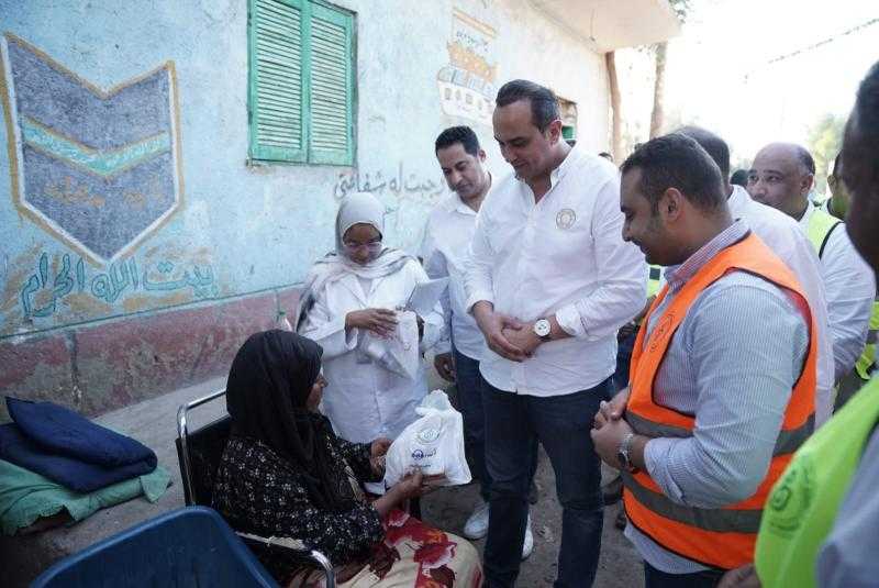 رئيس الرعاية الصحية يشارك في مبادرة تسليم الأدوية بالمنازل بمنشية النوبة بالأقصر