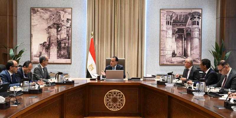 رئيس الوزراء يستعرض سُبل تيسير إجراءات خدمات التصديق على المحررات بمكاتب وزارة الخارجية