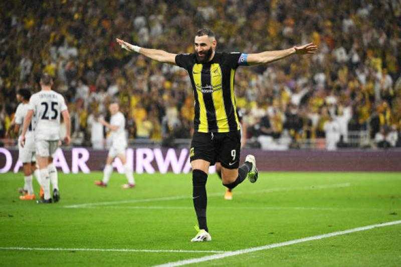 اتحاد جدة يعلن إصابة بنزيما في التدريبات