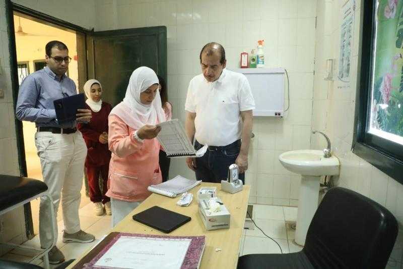نائب وزير الصحة والسكان يتفقد وحدتي صحة ”55” و ”الأسرة المنيرة” في الخارجة