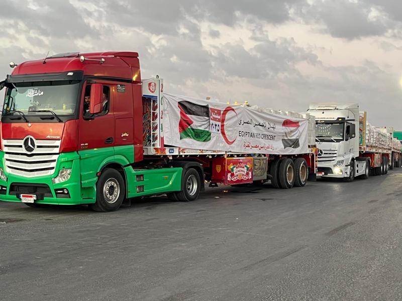 الهلال الأحمر المصري: 2500 طن مساعدات عبر قافلة «زاد العزة» الـ 34 إلى غزة