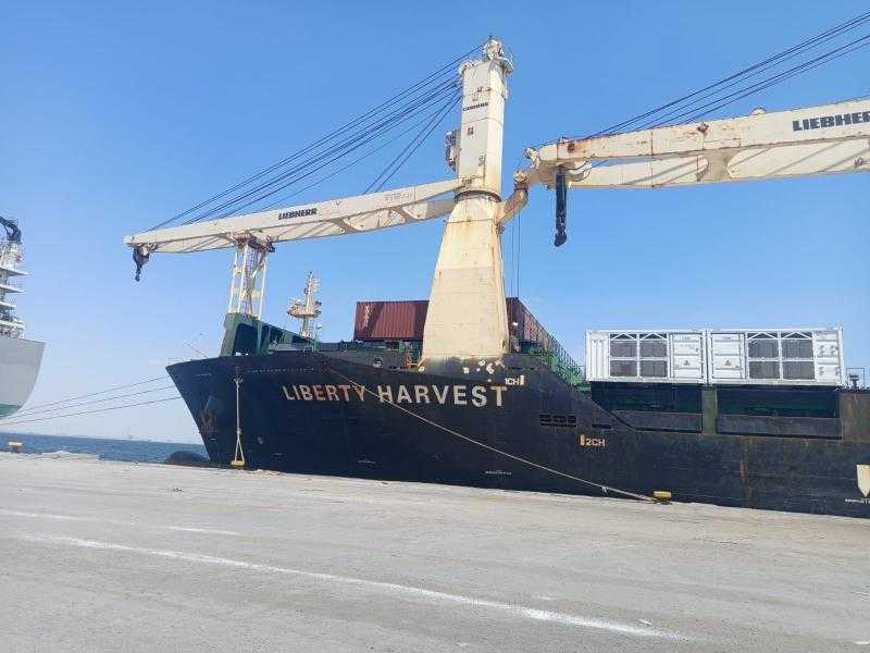 موانئ المنطقة الاقتصادية تستقبل سفن بضائع ومعدات استراتيجية بميناءي السخنة والأدبية