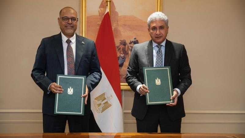 وزيرا السياحة والعمل يوقعان بروتوكول تعاون بشأن شروط وضوابط الترخيص لوحدات الإقامة الفندقية