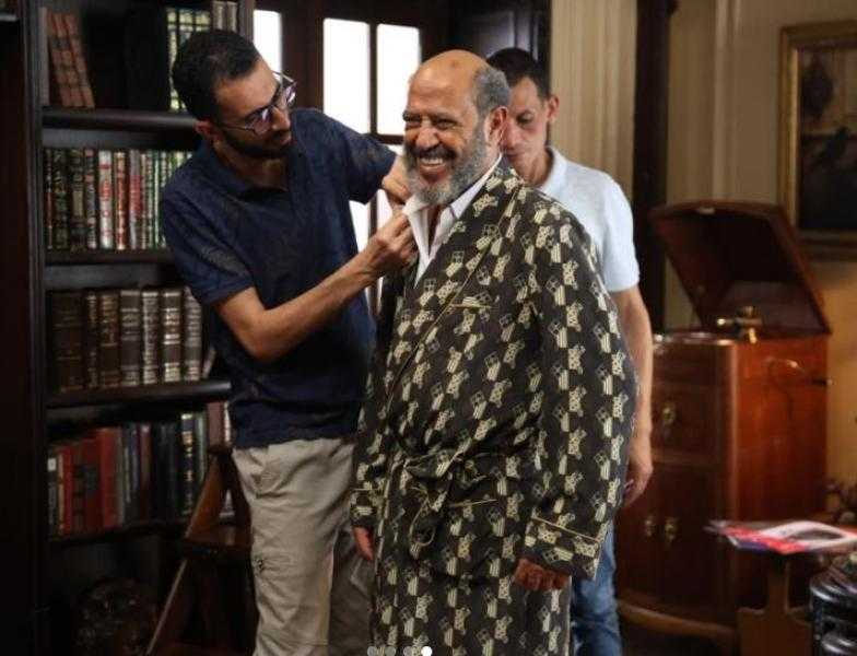 أشرف عبدالباقي يكشف عن صور من كواليس مسلسله الجديد «ولد وبنت وشايب»