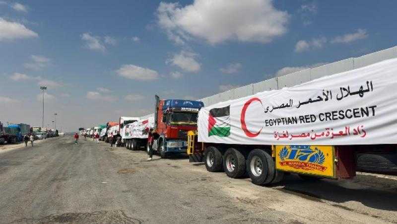 الهلال الأحمر المصري يدفع 2500 طن مساعدات غذائية وطبية عبر «زاد العزة» الـ35 إلى غزة
