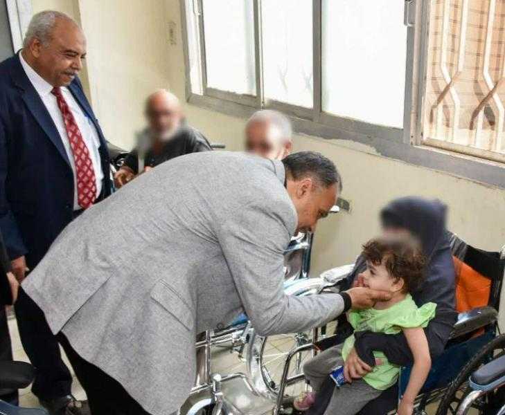 محافظ الشرقية يوزع كراسي متحركة وأطراف صناعية ويكرم متفوقين من ذوي الهمم