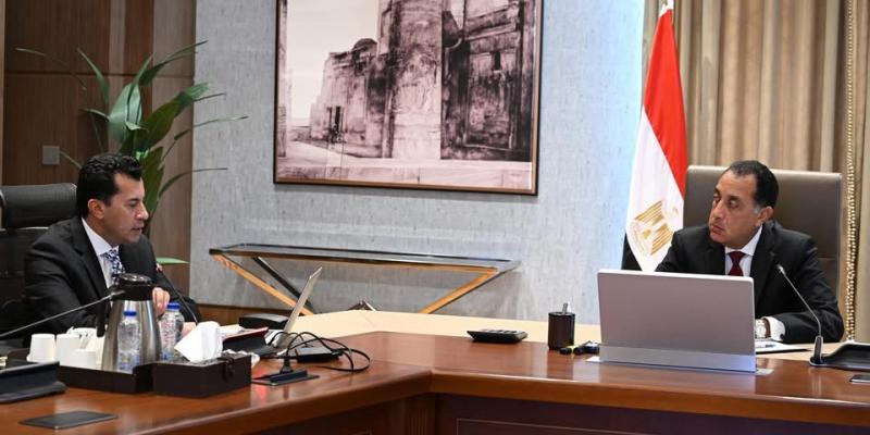 رئيس الوزراء يتابع مع وزير الشباب والرياضة عددا من ملفات عمل الوزارة