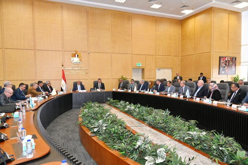 وزير الإسكان ورئيس الهيئة العربية للتصنيع يتابعان موقف تنفيذ مشروعات المبادرة الرئاسية ”حياة كريمة”