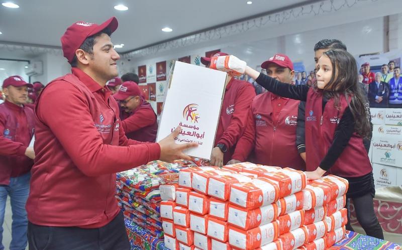 أبو العينين عضو التحالف الوطني توزع 50 ألف شنطة مدرسية ووجبات ساخنة لمرضى الفشل الكلوي بالجيزة