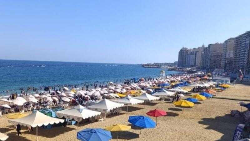 رفع الرايات الحمراء بأبوتلات وتباين ألوان الرايات بشواطئ الإسكندرية