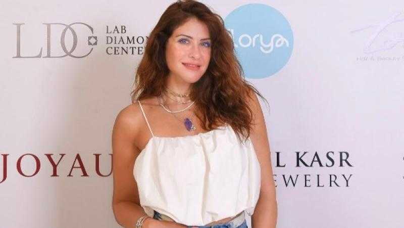 فستان كاجوال.. هيدي كرم تخطف الأنظار بظهورها