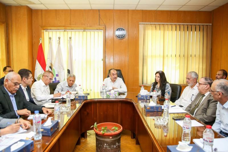 وزير قطاع الأعمال يستعرض الموقف التنفيذي لمشروعات التطوير بشركات ”القابضة للأدوية”