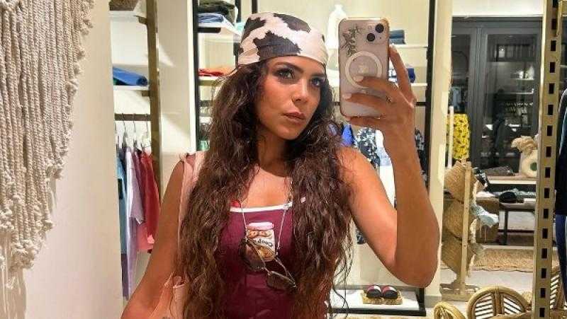 ناهد السباعي تتألق في إطلالة صيفية جذابة بالكاجوال