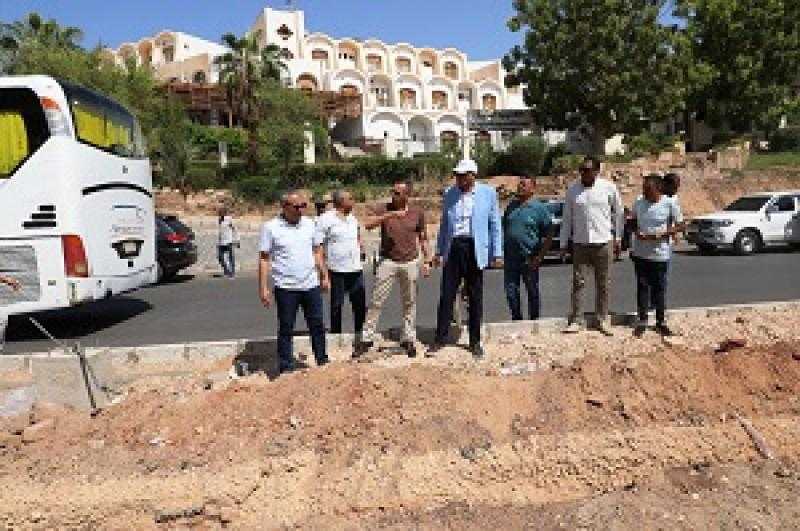 محافظ أسوان يتفقد الأعمال الجارية بمشروع تطوير وتوسعة وتجميل طريق السادات