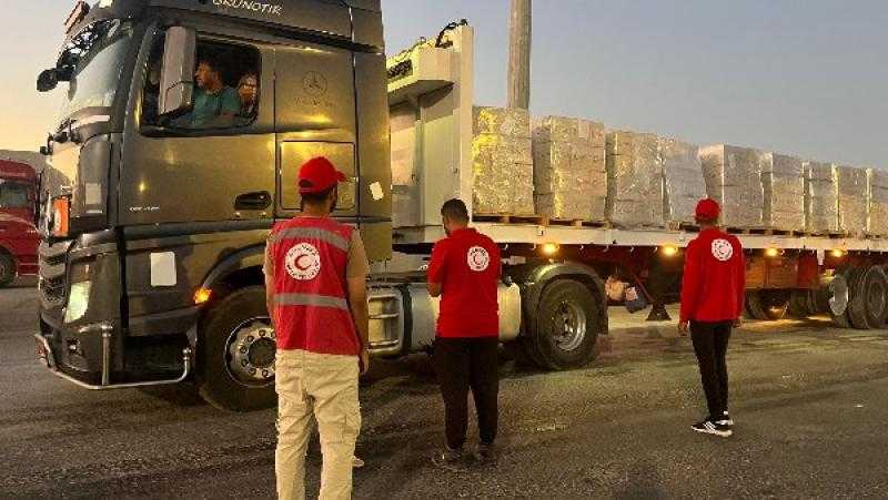الهلال الأحمر: 3200 طن مساعدات عبر قافلة «زاد العزة» الـ 36 إلى غزة